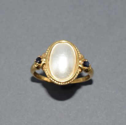 BAGUE en or jaune 9k (375/°°) ornée d’un...