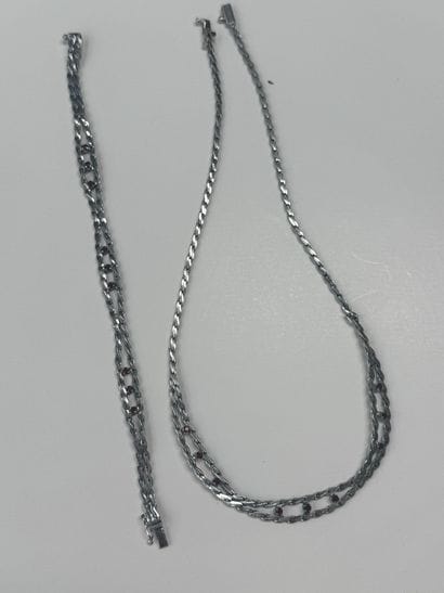 LOT comprenant une parure en argent (800/°°),...