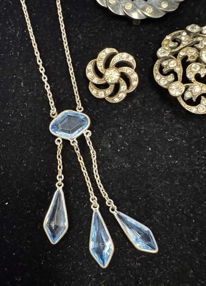 COLLIER bayadère en métal et pierres bleues,...
