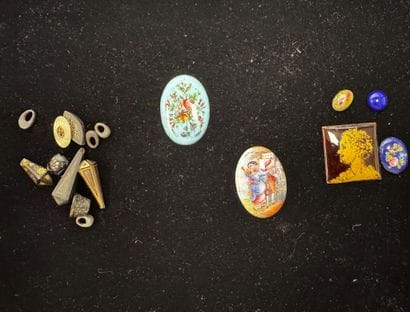 LOT d'émaux, écaille et divers.
Pour restauration,...