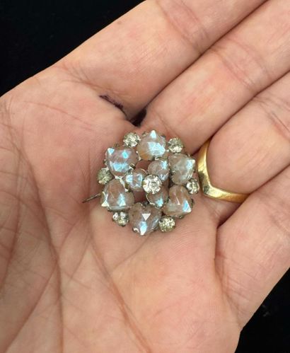 BROCHE FLEUR sertie de saphirets (9) en forme...