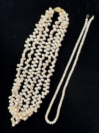 ENSEMBLE comprenant 2 COLLIERS de perles...