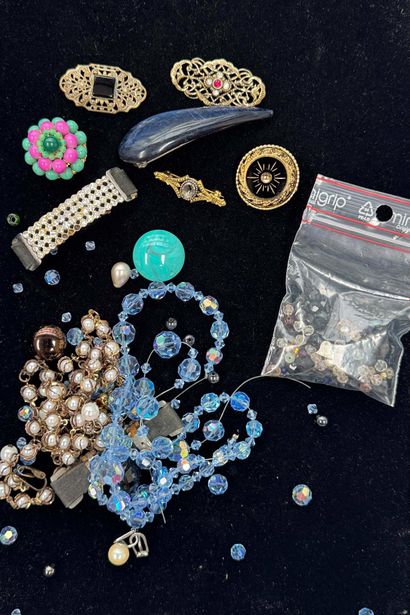 LOT de bijoux fantaisie, cristal, broches,...