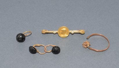 LOT D’OR 18k (750/°°) composé d’une paire...