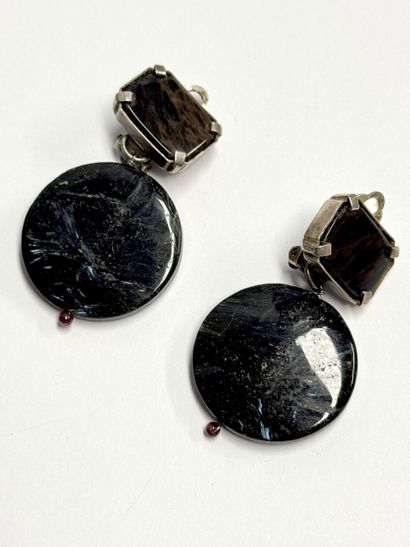 PAIRE de clips d'oreille ornés de labrad...