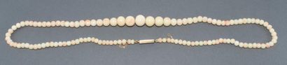 COLLIER en chute de boules de corail peau...