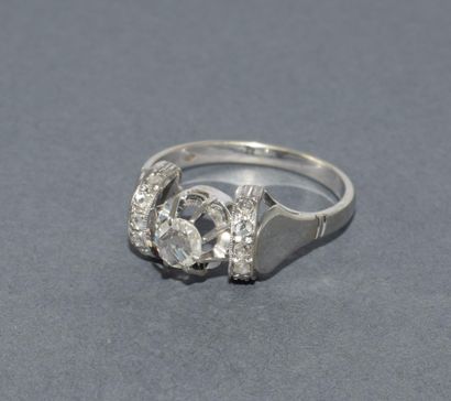 BAGUE ART DECO en or blanc 18k (750/°°) ornée...