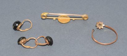 LOT D’OR 18k (750/°°) composé d’une paire...