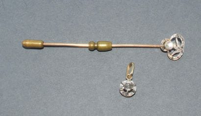 EPINGLE et PENDENTIF en or jaune et blanc...