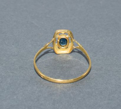 BAGUE ART DECO en or jaune 18k (750/°°) centrée...