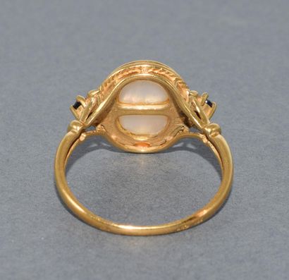BAGUE en or jaune 9k (375/°°) ornée d’un...