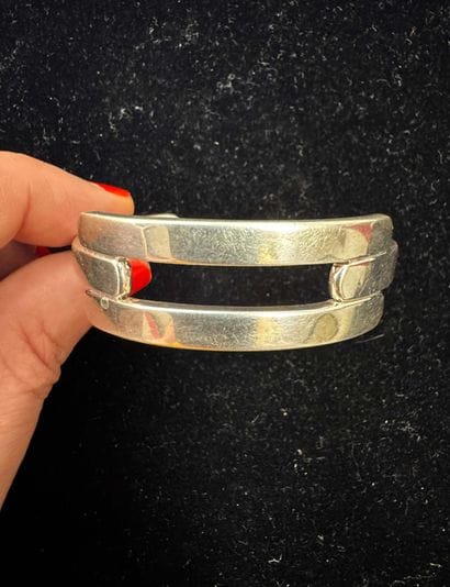H. POZZO
Bracelet rigide ouvert en argent.
Travail...
