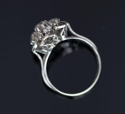 BAGUE or blanc 18k forme de fleur sertie...