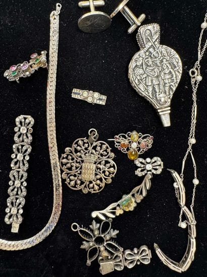 LOT de bijoux et éléments anciens. Bracelets,...