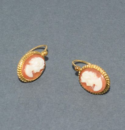 PAIRE DE DORMEUSES en or jaune 18k (750/°°),...