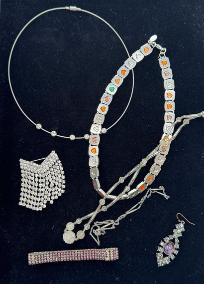 LOT en métal argenté et strass incolores...