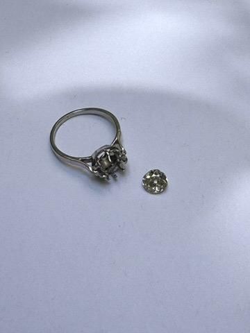 BAGUE SOLITAIRE en platine (poinçon tête...