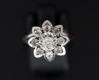 BAGUE or blanc 18k forme de fleur sertie...