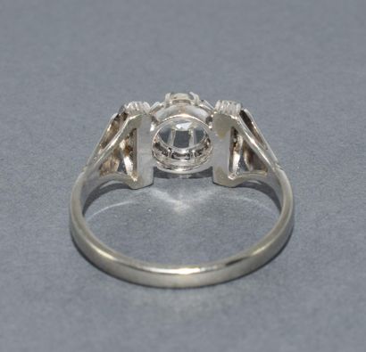 BAGUE ART DECO en or blanc 18k (750/°°) ornée...