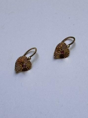 PAIRE DE DORMEUSES en or jaune 18k (750/°°)...