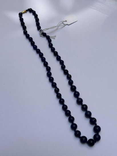 COLLIER de perles de lapis-lazuli en chute,...