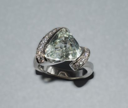 BAGUE en or blanc 18k (750/°°) ornée d'une...