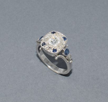 BAGUE ART DECO or blanc 18k (750/°°) centrée...