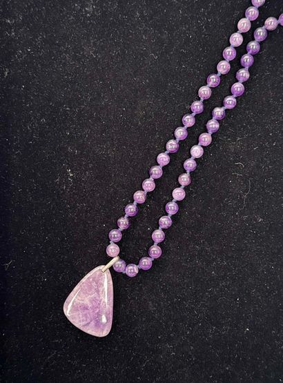 COLLIER orné de boules d'améthystes, pendentif...