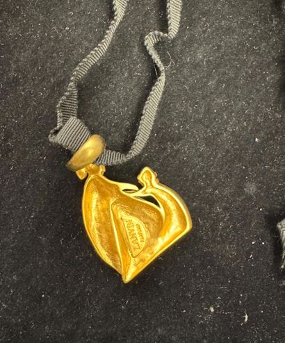 LANVIN
Collier ruban en satin Arpège. 
Hommage...