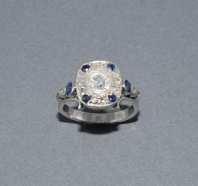 BAGUE ART DECO or blanc 18k (750/°°) centrée...