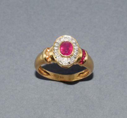 BAGUE en or jaune 18k (750/°°) centrée d’un...