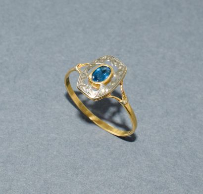 BAGUE ART DECO en or jaune 18k (750/°°) centrée...