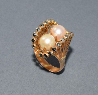 BAGUE cocktail en jaune 18k (750/°°), ornée...