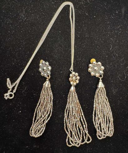 LOT comprenant des boucles d'oreille et un...