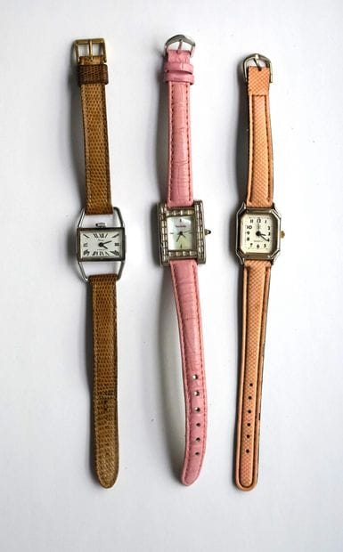 ENSEMBLE en acier comprenant 3 montres bracelet...
