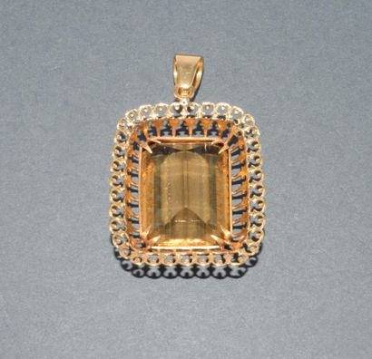 IMPORTANT PENDENTIF en or jaune 18k (750/°°)...
