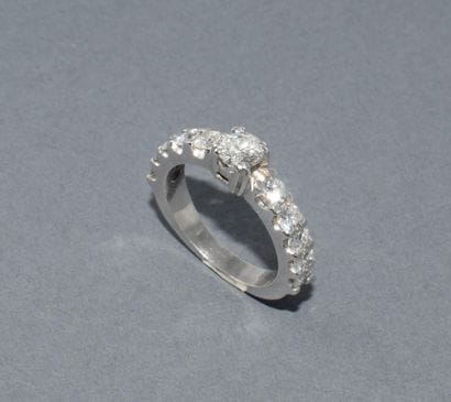 BAGUE SOLITAIRE en or blanc 18k (750/°°)...