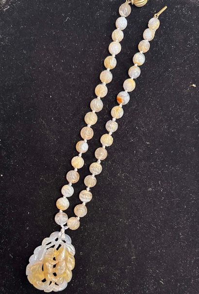 COLLIER de boules gravées de calcédoines...