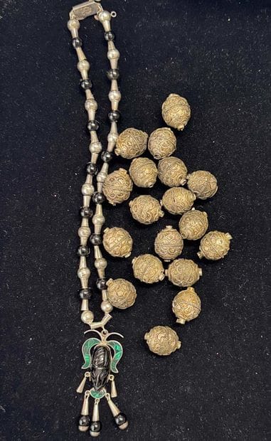 COLLIER en argent (925/°°) composé de boules...