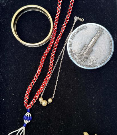 LOT en métal doré ou argenté, perles de rocaille...