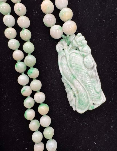 ENSEMBLE de perles de jade ou jadéite, sur...