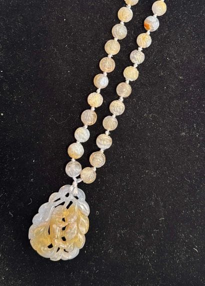 COLLIER de boules gravées de calcédoines...