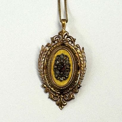 PENDENTIF BROCHE et sa CHAINE en or jaune...
