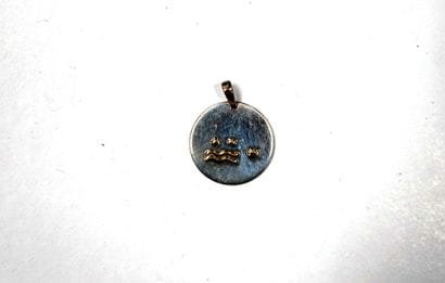 PENDENTIF rond en argent (925/°°) à motif...