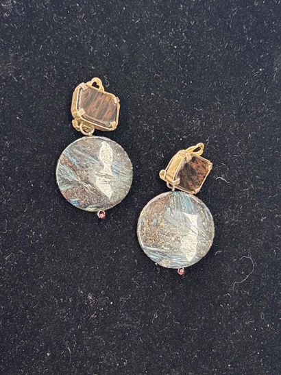 PAIRE de clips d'oreille ornés de labrad...