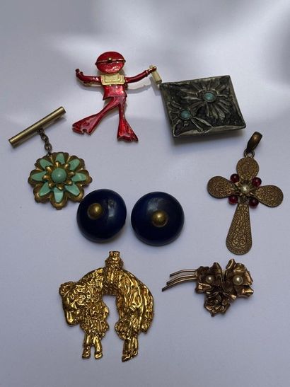 LOT de bijoux fantaisie en métal doré et...