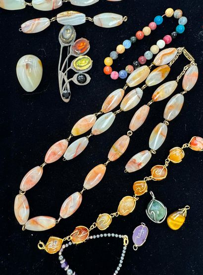 ENSEMBLE en pierres dures : agate, quartz,...