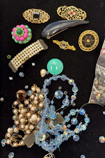 LOT de bijoux fantaisie, cristal, broches,...