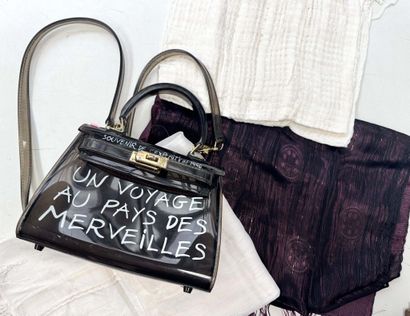 PETIT SAC A MAIN en plexi gris fumé. 
On...