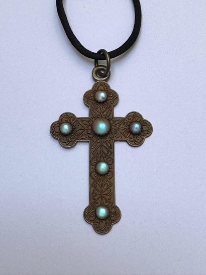 PENDENTIF CROIX en métal doré, à branches...